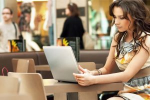 Woman_Laptop-825p